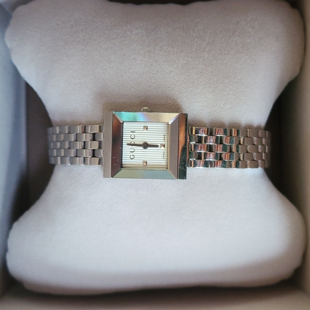 GUCCI G-Frame Ladies Watch (model YA128402)